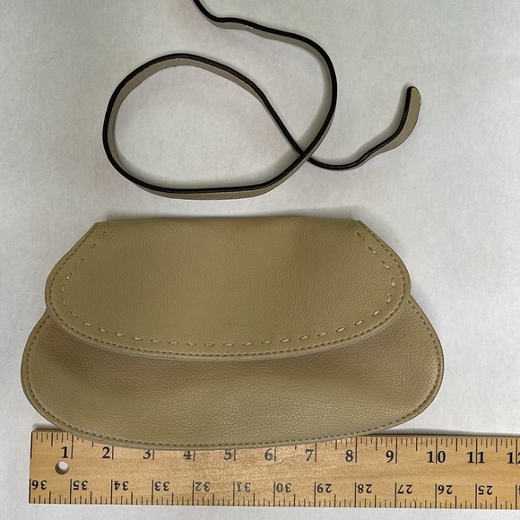 Liz Claiborne arm purse/clutch with removable 24” strap & magnetic snap closure - Picture 8 of 12